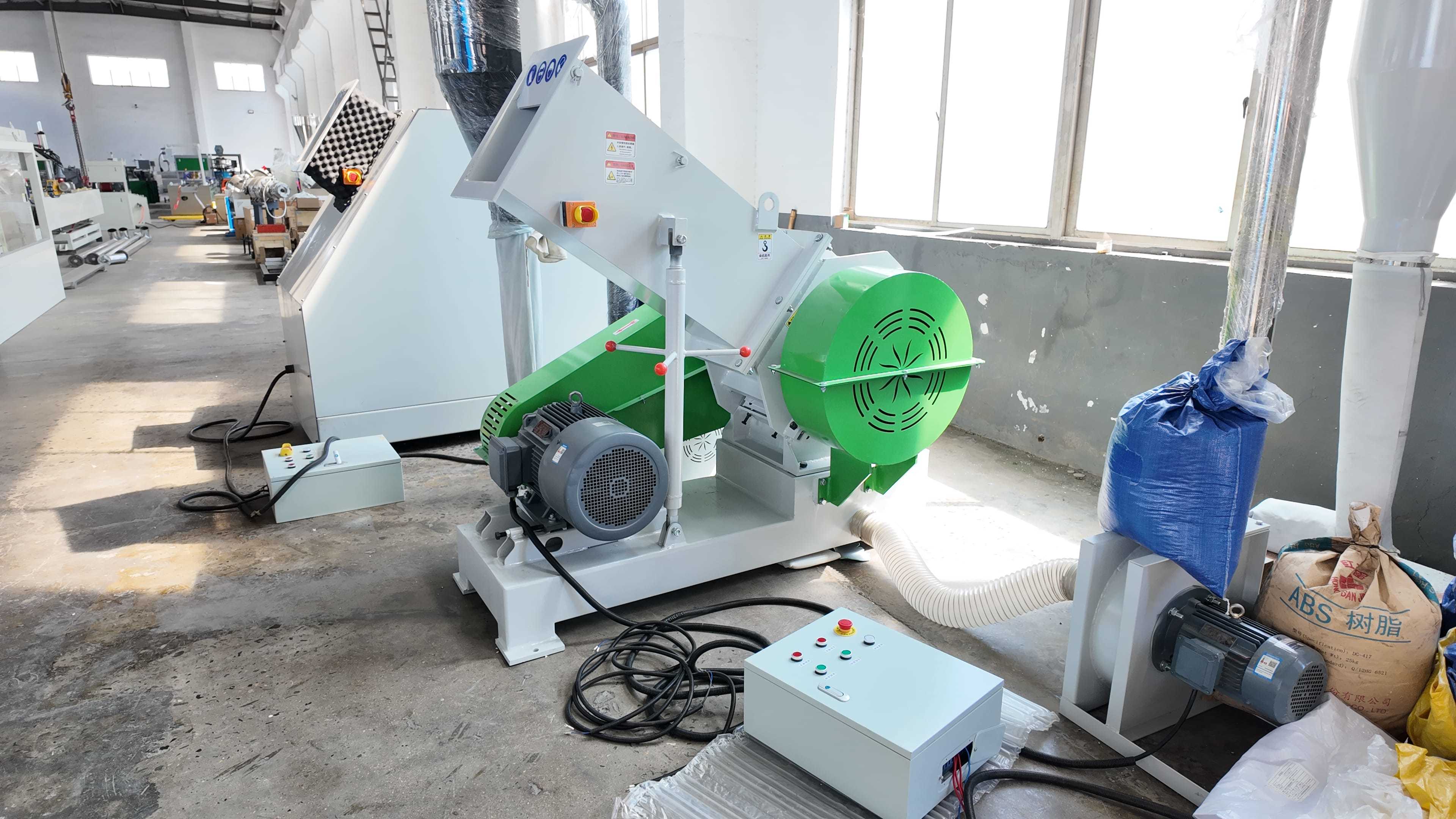 HDPE LDPE LLDPE BOPP PP PE Film Woven Bag Jumbo Bag Plastic Bottle Recycling Shredder Flakes Scrap Plastic Crushing Machine Strong Crusher