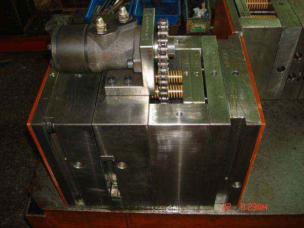 718H Hot Runner Injection Mould NAK80 Designing Injection Molded Parts 300000shots