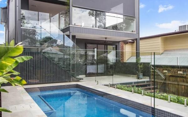 Fine Polished Edge Porch Spigot Glass Railing for Customized Color Swimming Pool Fence