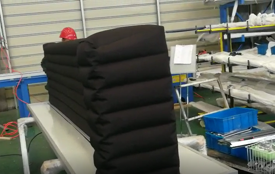 Sellos y refugios inflables durables del embarcadero del refugio del muelle con la raya amonestadora