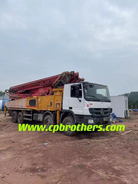 Utilisé 2013 Putzmeister 56m pompe à béton Placer le boom sur le châssis de Benz pour un chantier stable