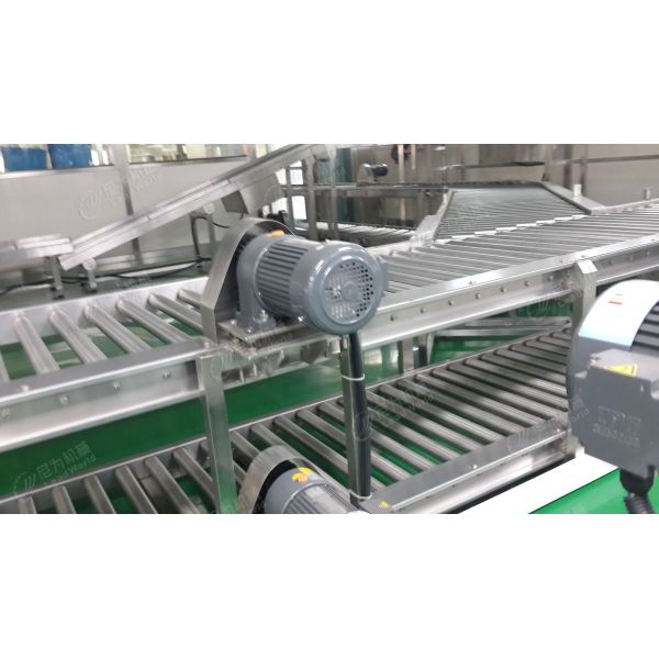 Инженер рисует стальные конечные колпачки ремни конвейерная система для упаковочной линии