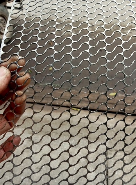 1.15mm-1.2mm épaisseur filet métallique perforé bande métallique perforée pour la fabrication de cages