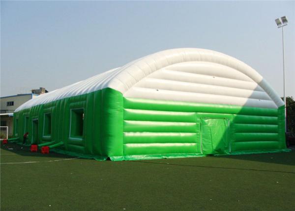 A abóbada inflável verde branca da barraca do evento deu forma à preservação do calor da isolação sadia