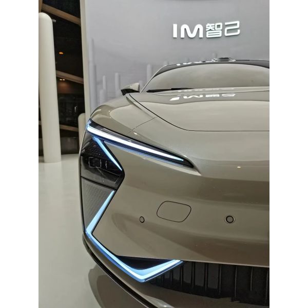 Maximum Torque of 725N.m Zhiji L7 EV Car 's Top Luxury Electric SUV with Speed Performance and 615km Pure Electric Range