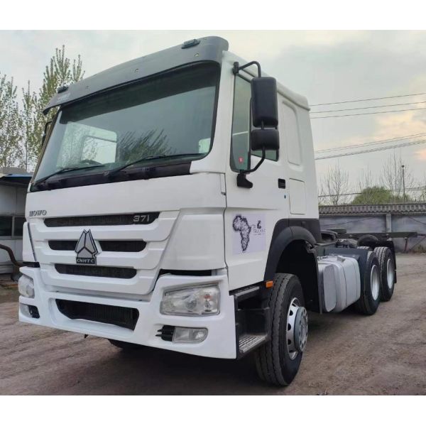 6×4 Приводное колесо Sinotruck HOWO 371HP Тракторный грузовик 8,55*2,5*3,5 м с высокой прочностью