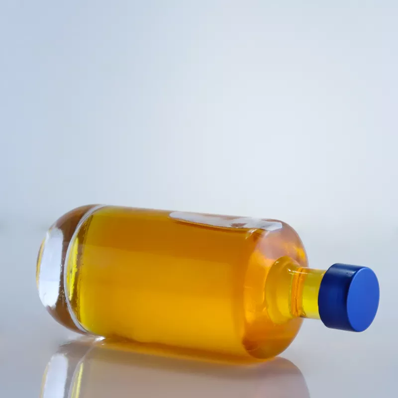 Round Shape Empty Glass Bottle With Screw Cap Decal Surface for 700 ml Vodka Bottle