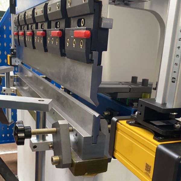 NC Hydraulic Press Brakes Bending Machine 400KN 1200mm Estun E21 Control