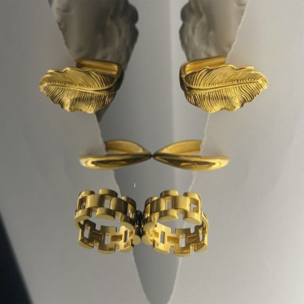 Los elegantes pequeños pendientes de plumeria de oro