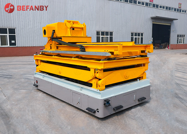 Vehículo guiado automáticamente con batería de tren de elevación de doble capa