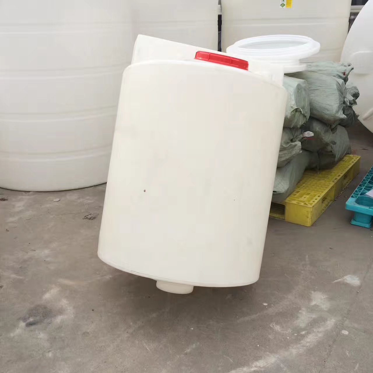 танки пластиковых Rotomolded продуктов 500L конические нижние соответствующие для обработки биодизеля