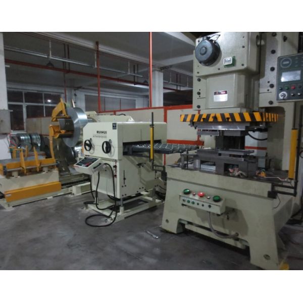 Punching Straightener Feeder Sheet Decoiling Machine 12 Months Warranty