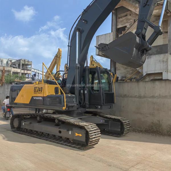 Excavadora Volvo EC240 de 24 toneladas en buen estado de uso y de color original