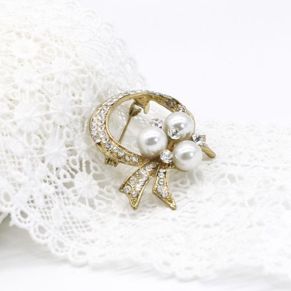 Round women's bow tie brooch , Pearl And Diamond Brooch for Clothing