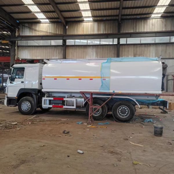 Sinotruk Howo 375 Used Fuel Tank Trailer Oil Truck 6x4 10 Wheeler