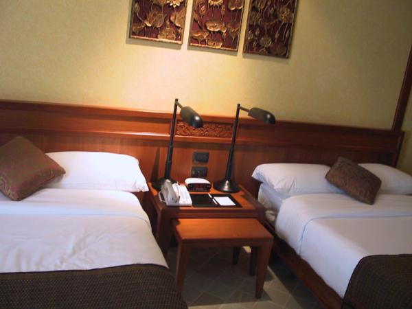 Southeast Asian Style 5 Star Hotel Bedroom Furniture Zebrano Veneer Finished Tea Table