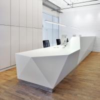 Mesa de recepção de superfície contínua de vidro ISO9001 sem emenda comum do MDF para o salão de beleza dos TERMAS