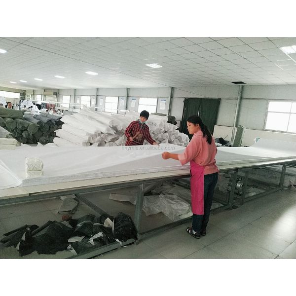 Дамы нянчат одеяние равномерных медицинских одеяний славное нянча для больницы