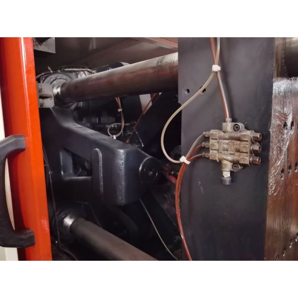 Small Chen Hsong Injection Molding Machine 150 Ton used With Variable Pump