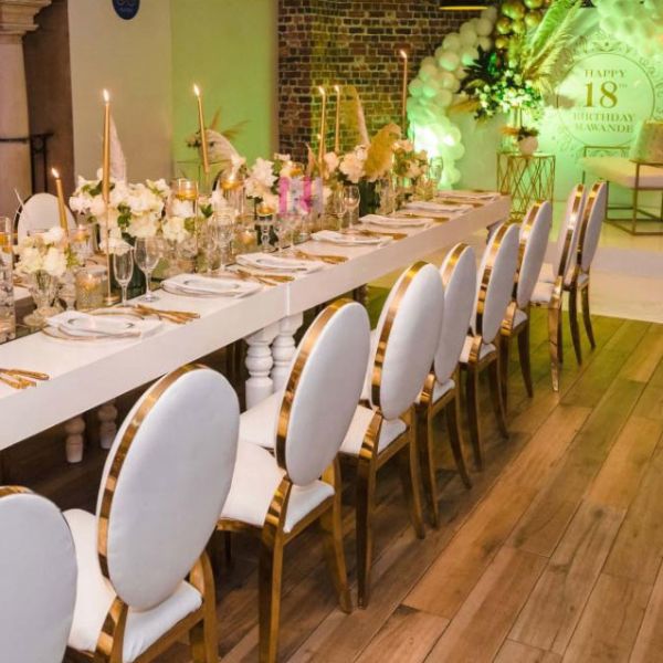 El borde del oro del terciopelo azul preside la mesa y las sillas del banquete para la boda del acontecimiento del partido