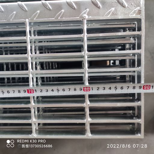 Hot Dip Galvanized Carbon Steel Grate Stair Treads Silver Color