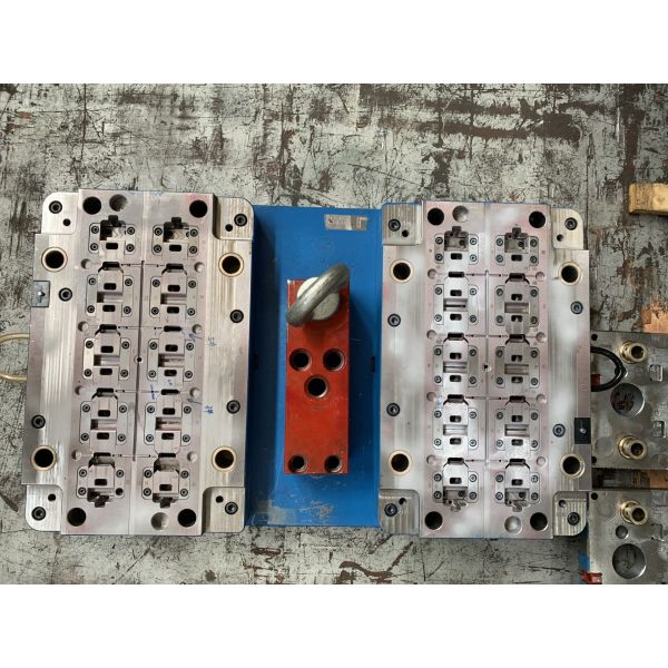 Haut moulage par injection multi polonais de cavité pour le composant électrique de brosse/le moule en plastique appareil ménager