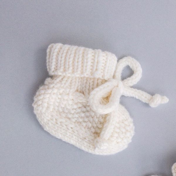Y-Z Custom Logo Design Hand Knitted Crochet Home Newborn Girl Shoes Baby Booties for Baby Girls