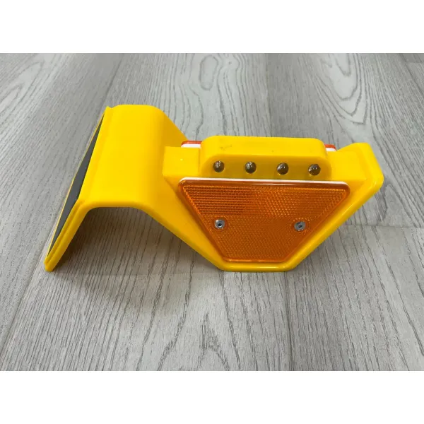 New Design Highway Guardrail LED Light Flashing Steady Reflector Solar Trapezoid Delineator