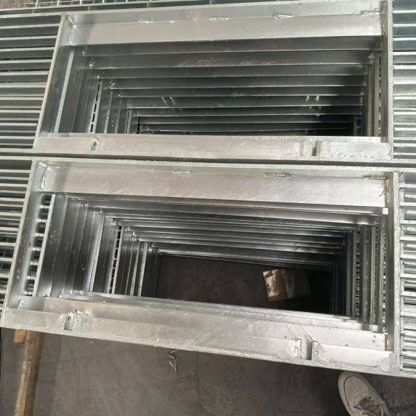 Hot-Dip Galvanized Stainless Steel Grating Corrosion Resistant Protective Ventilation Outdoor Roofing Walkways