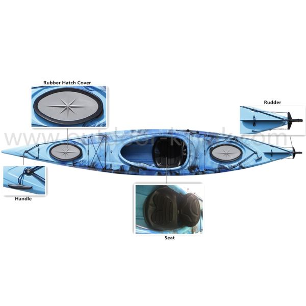 Профессионал сидит в воде каяка внимательной оборудуя эффективной двигая для одного человека