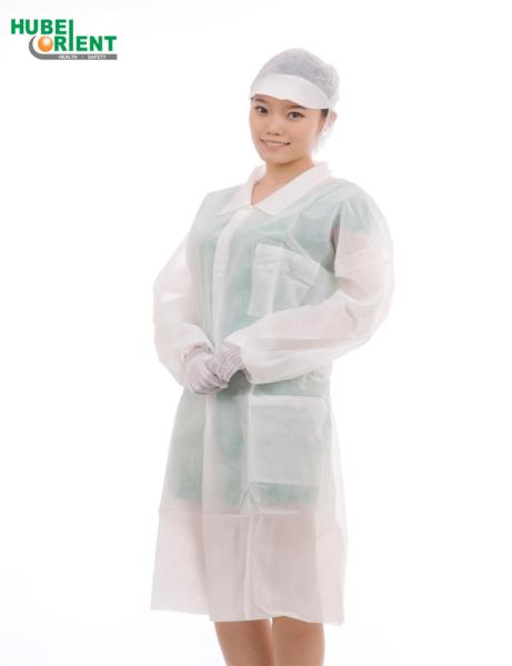 Revestimento médico descartável feito malha 55G/M2 das luvas longas do punho com colar da camisa