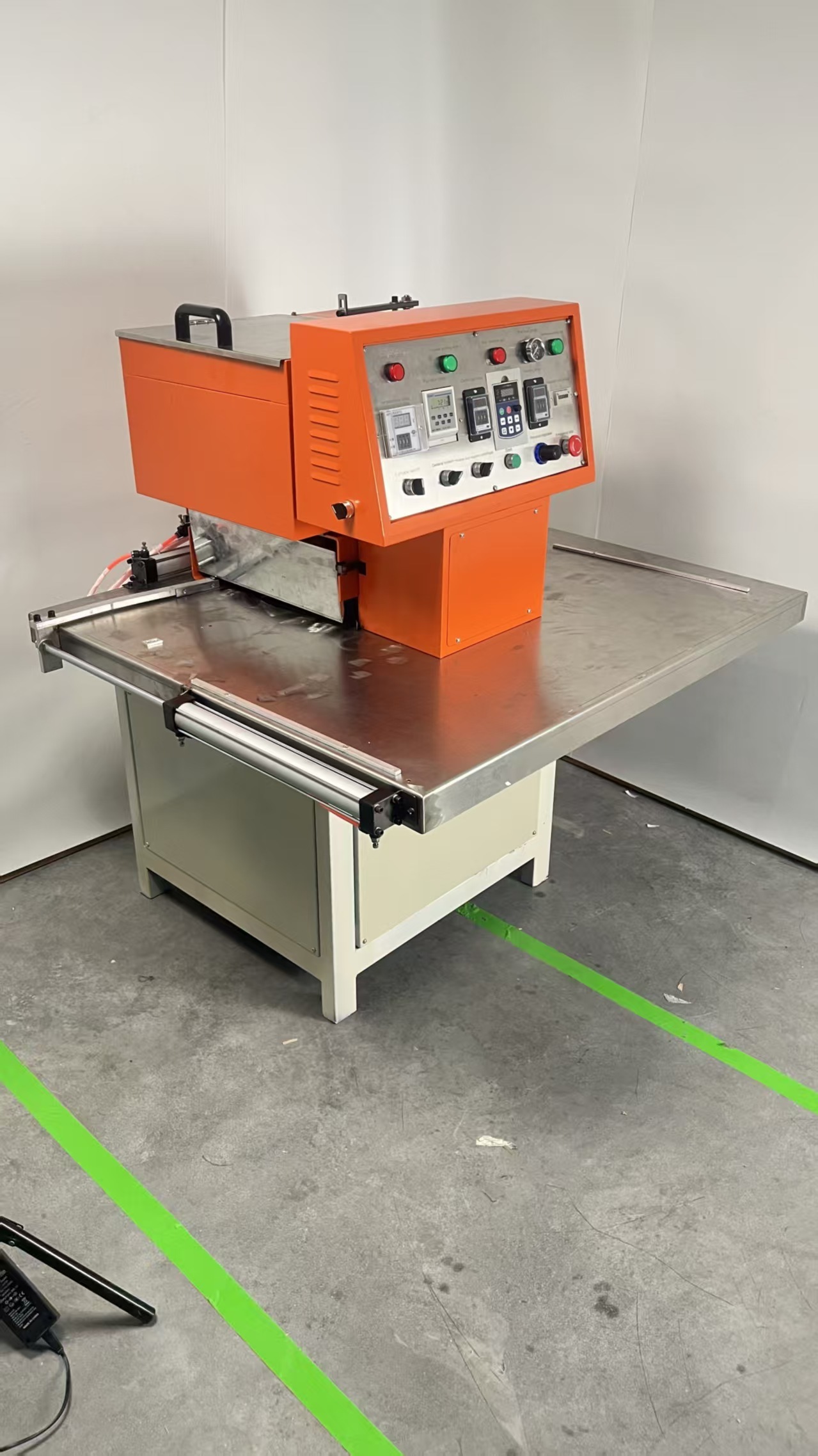 Full-automatic Spin Casting Machine for Suit Collar Decorative Fastener Lapel Pin Zinc Alloy Metal Brooch Spin Casting Machine