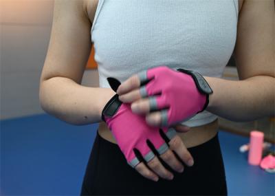 Luvas de treino de meio dedo cor-de-rosa e leves oferecem conforto e aderência durante as sessões de levantamento de peso.