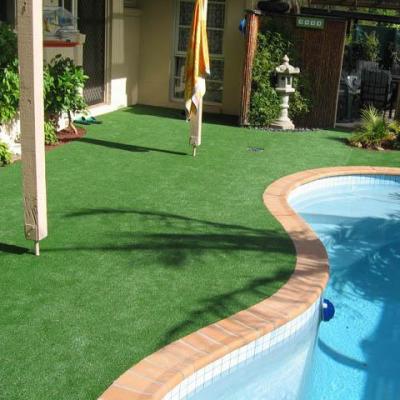 Green Synthetic Grass Around Pool Covering 25mm Pile Height 9000 Dtex
