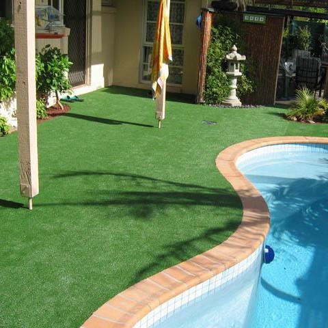 Green Synthetic Grass Around Pool Covering 25mm Pile Height 9000 Dtex