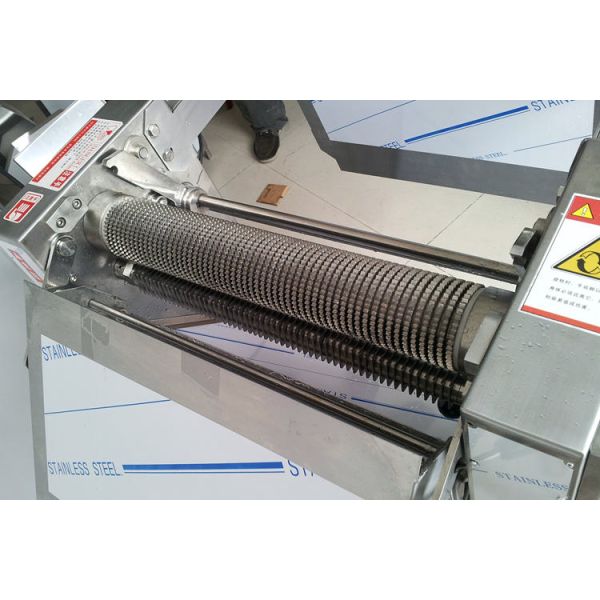 0.75 Kw Meat Cutting Machine Skin Chopper Pork Skin Peeling Machine