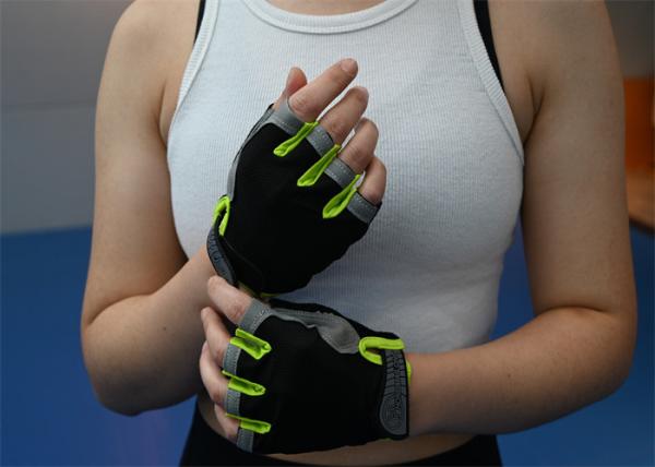 Luvas de ginástica respiráveis para mulheres oferecem durabilidade e conforto durante os treinos.