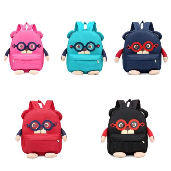 Девушка ягнится рюкзак ребенка сумок школы красный соответствующий на ежедневная жизнь школы