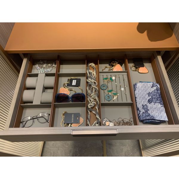 Modern Golden Aluminium Frame Wardrobe with LED Lighting and Customized Size for Bedroom