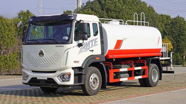 Euro 3 4 5 6 Emission Standard Sinotruk Howo 4*2 Sprinkler Truck for Road Dust Prevention