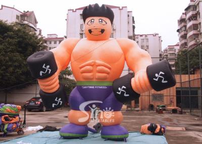 forma alta do cutom de 5m que anuncia o homem inflável do músculo da aptidão para a promoção do GYM