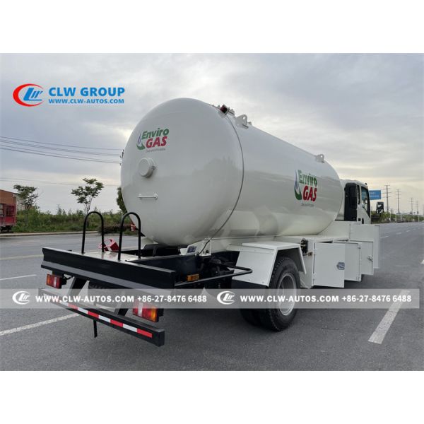 Howo 4X2 RHD 15000 litros de camión rabicorto del propano con el dispensador