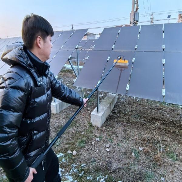 Manual Solar Cleaning Brush with 6.0 M Aluminum Handle and Water Pipe Connection