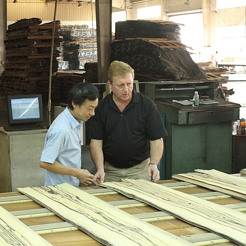 Облицовки узелка белого ясеня FSC зерно картины естественной спиральное ранг на толщина 0.5-0.55mm украшения гостиницы