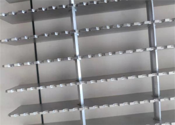 Passagem serrilhada segurança de anodização do telhado do tratamento da raspagem de alumínio material da barra T6063