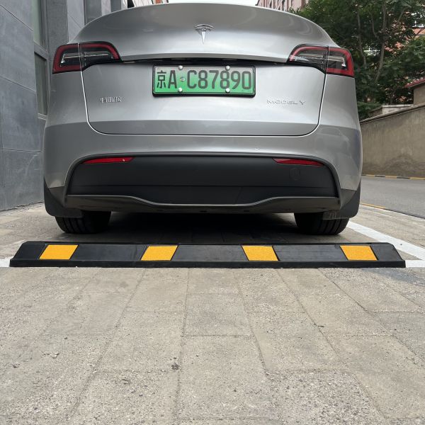 Rubber Wheel Stopper for Driveway and Truck Parking Speed Bump