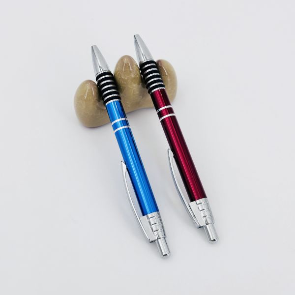 Un stylo à bille classique en aluminium antidérapant avec logo d'impression