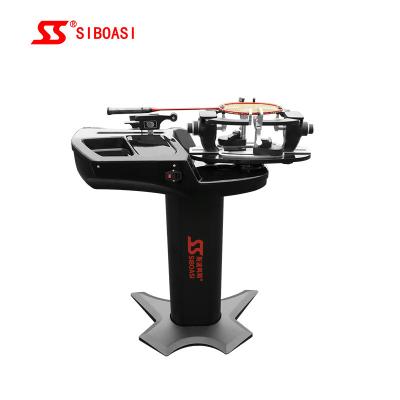 Siboasi preto ostenta o tênis que amarra a máquina com a braçadeira do voo do badminton
