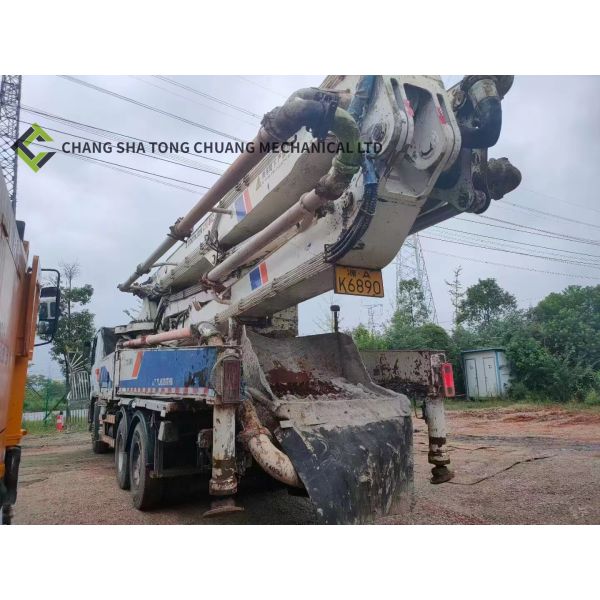 В 2011 году Zoomlion Mercedes Benz Шасси 47 M Бетонный насос 5 цилиндров 5 мачт