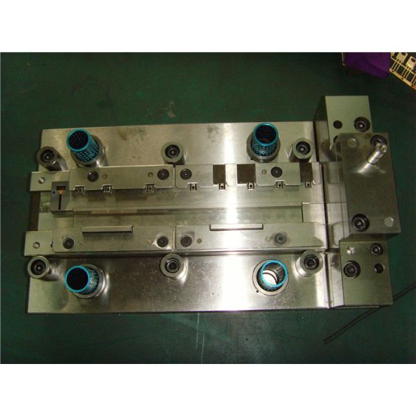 Moule des véhicules à moteur de règlage de plat en laiton de matrices d'estampillage de précision à grande vitesse long